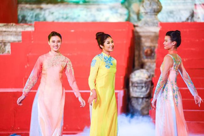 Tối 28/4, đêm khai mạc Festival Huế 2013 diễn ra ở cố đô Huế có sự xuất hiện của nhiều người mẫu trong những bộ sưu tập thời trang mang nhiều phong cách. Hoa hậu Ngọc Hân xuất hiện với vẻ đẹp mặn mà và nụ cười luôn nở trên môi. Nhiều năm liền cô đều góp mặt ở sự kiện giải trí này.