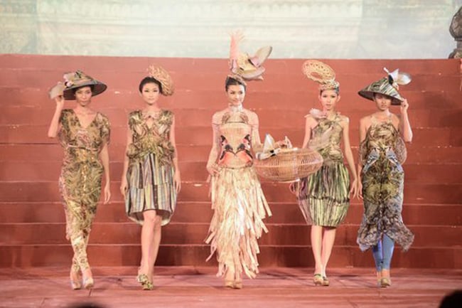 Người mẫu Hồng Quế cũng có mặt và diện trang phục kín đáo, nữ tính khoe vẻ đẹp xuân thì của mình. Càng ngày cô người mẫu trẻ càng kín đáo hơn mỗi khi xuất hiện.