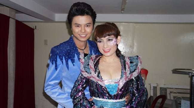 Phi Nhung gây bất ngờ khi diện bộ trang phục bóp nghẹt vòng một tại liveshow mini của mình. Điều này rất bất ngờ vì cô luôn biết đến với hình ảnh nền nã và dịu dàng, đằm thắm.