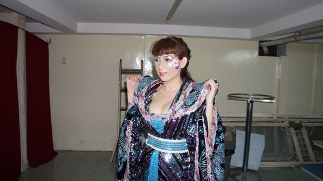 Trong bộ trang phục cổ trang, vòng 1 ngoại cỡ của Phi Nhung gần như đã được khoe trọn vẹn và điều này khiến cô không khỏi lo lắng, ngại ngùng. Chính sự bẽn lẽn rất dễ thương ấy đã khiến Phi Nhung nhận được thêm nhiều tình cảm, sự yêu mến của khán giả trong suốt đêm ca nhạc.