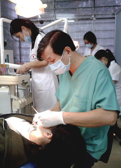 Người dân cần có thói quen đi khám răng định kỳ để phát hiện sớm các bệnh răng miệng. Ảnh VNE