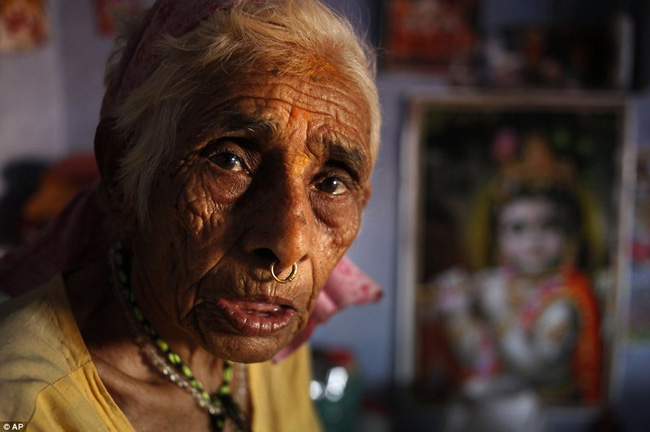 Một người phụ nữ Nê pan bị đuổi ra khỏi nhà và sống ở vùng đất linh thiêng Varanasi.