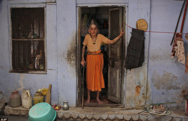Một bà cụ  sống trong một ngôi nhà ở Varanasi. Một ngôi nhà cũ nát và thiếu thốn sau khi người chồng của bà qua đời.