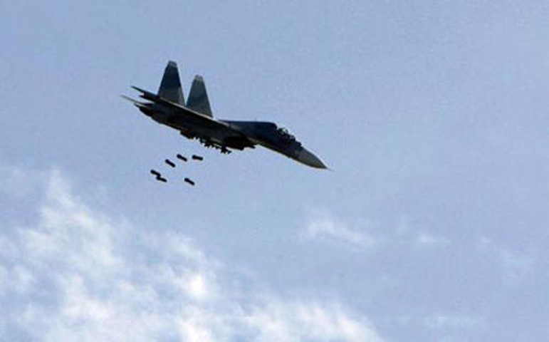 Su-30MK2V đã trở thành  chiến đấu cơ hiện đại nhất Việt Nam và có thể đảm nhiệm nhiều vai trò: phòng không, tấn công mục tiêu mặt đất, mục tiêu trên biển. Trong ảnh, Su-30MK2V ném bom tấn công mục tiêu trong một cuộc diễn tập bắn đạn thật.