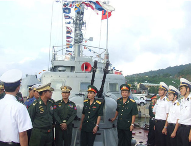 Pháo phòng không tự động AK-230 trang bị trên tàu cao tốc tên lửa Osa II, tàu phóng lôi lớp Shershen của Hải quân Nhân dân Việt Nam. Trong ảnh là tháp pháo AK-230 lắp trên tàu tên lửa Osa II.  AK-230 lắp 2 nòng pháo cỡ 30 mm cho phép tấn công tiêu diệt mục tiêu trên không ở cự ly 2.500-4.000 m, tốc độ bắn 1.000 phát/phút.