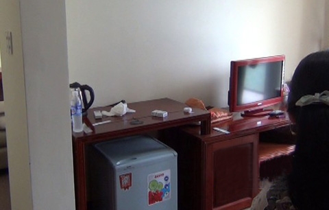 Chiếc bàn nơi anh Minh để đồng hồ, nhẫn và iPad trước khi đi ngủ (Ảnh: Công an Nghệ An)