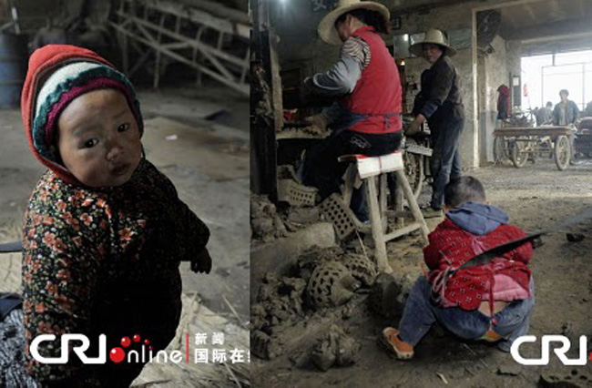 Chuyện những bậc làm cha mẹ xích con ở nhà để đi làm không phải là hiếm ở Trung Quốc. Theo như tờ New Express Daily tại Quảng Đông đã đưa tin cùng một bức hình vợ chồng công nhân nhập cư xích hai đứa con vào tường tại một công trình xây dựng như một cách giải quyết tốt nhất để tránh con đi lạc hay bị bắt cóc.