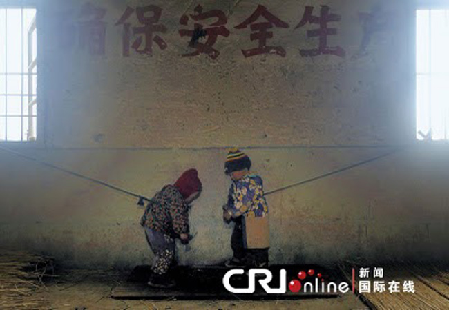 Hình ảnh những đứa bé la hét, quanh quẩn trong không gian chật hẹp và cố kéo sợi dây để tiến lại chơi với nhau khiến không ít người phải xót thương nhưng nó lại là hình ảnh quá quen thuộc với những người nơi đây.