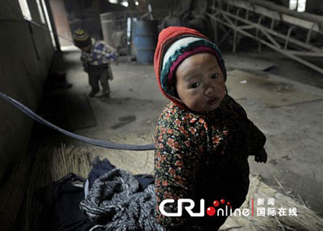 Không có tiền thuê người trông con hay đưa con tới công trường cũng không được nên họ đành phải xích chúng lại. Đây là sự lựa chọn cuối cùng của họ và mong ước của họ chỉ là những đứa con lớn thật nhanh mà thôi.
