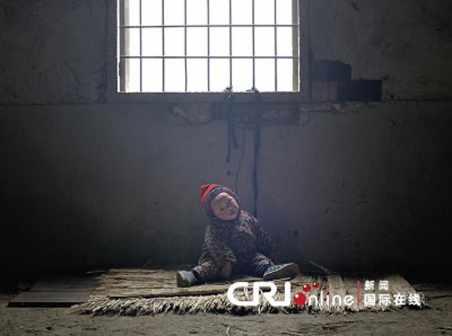 Và những đứa trẻ lại tiếp tục bị trói lại ở một góc nào đó gần công trường - nơi bố mẹ chúng đang nặng nhọc vất vả mưu sinh. Bởi có như thế, chúng mới được an toàn trước bọn trộm cắp hoặc buôn người. Có điều lạ là mặc dù bị trói, nhưng chúng vẫn ngoan ngoãn, tự nô đùa với nhau, kiên nhẫn đợi bố mẹ mình kết thúc ngày làm việc, cùng về sum họp bên mâm cơm, bên manh chiếu ngủ trong tiếng ru à ơi của mẹ...