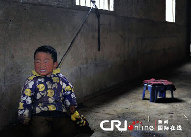 “Vợ tôi đã khóc rất nhiều lần khi buộc phải xích con. Nhưng chúng tôi thực sự không có lựa chọn nào khác. Chúng tôi chỉ hy vọng những đứa con của mình lớn thật nhanh” là những lời chia sẻ của ông bố phải xích con mình vì cuộc sống mưu sinh.
