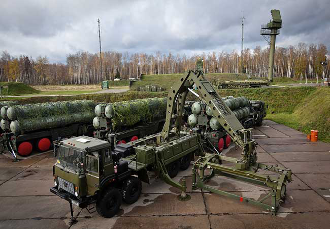 Bộ Quốc phòng Nga dự kiến sẽ biên chế 10 tiểu đoàn S-500. Mỗi hệ thống S-500 được cấu thành từ các đơn nguyên riêng rẽ: radar cảnh giới tầm xa, ra đa dẫn bắn, xe điều khiển trung tâm, các xe chở, nạp đạn… (Trong ảnh: Hệ thống phòng không S-400)