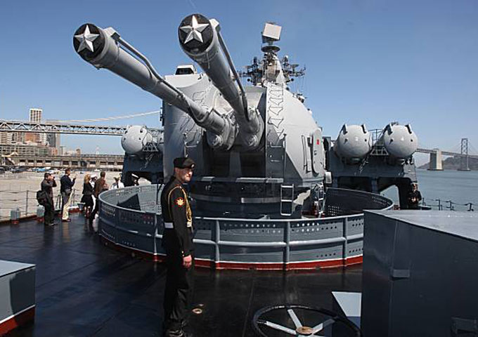  Tàu được trang bị pháo hạm AK-176 cỡ nòng 76,2mm có thể tấn công mục tiêu trên biển, trên không và trên mặt đất ở cự ly gần. Ảnh pháo hạm AK-176 trên tàu Azov của Hải quân Nga.