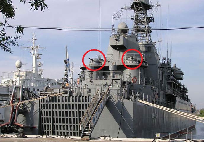 Tàu Azov cũng được trang bị hệ thống vũ khí để tự phòng vệ và yểm trợ hỏa lực cho quân đổ bộ đường biển. Ảnh hai tổ hợp pháo phòng không tầm gần AK-630 đặt ở phía đuôi tàu.