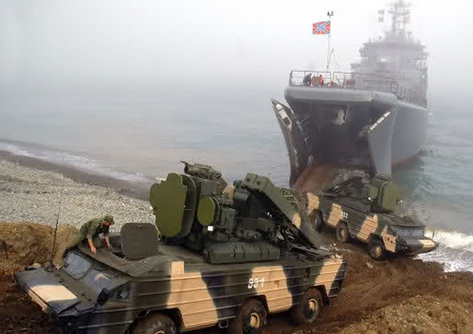 Khoang tàu Azov chở được 10 xe tăng hạng trung và 200 lính; hoặc 12 xe bọc thép chở quân và 340 lính; hoặc 3 xe tăng hạng trung, 3 pháo tự hành 2S9 Nona S, 5 xe bọc thép chở quân MT-LB, 4 xe vận tải và 313 lính; hoặc 500 tấn hàng hóa. Ảnh tàu đổ bộ Azov trong trạng thái “há mồm”.