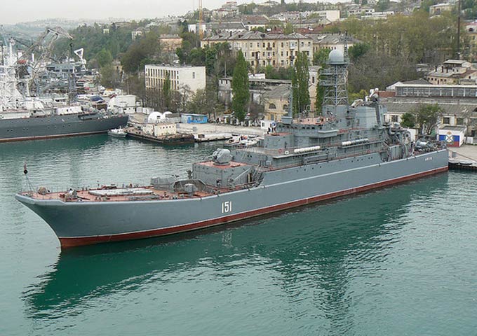 Tàu đổ bộ Azov (lớp Ropuchia II - project 775M) có lượng giãn nước 2.200 tấn khi không có hàng, và 4.080 tấn khi chở hàng tối đa, tàu dài 112,5m. Ảnh tàu đổ bộ Azov của Hải quân Nga.