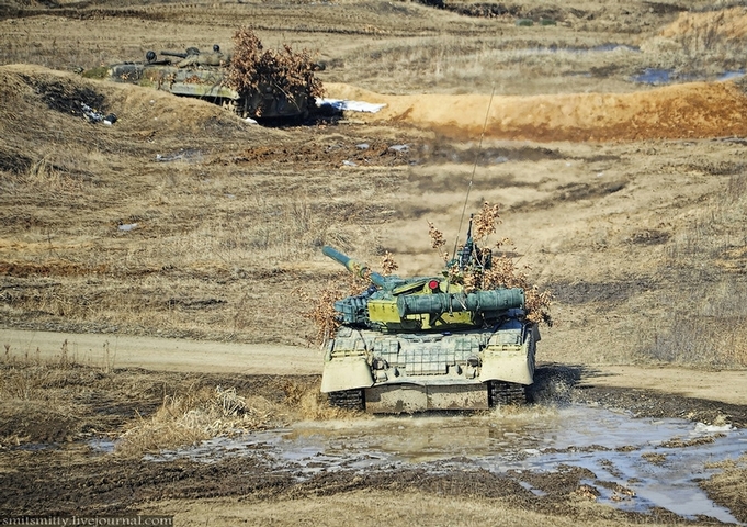 Đồng thời, những ông vua chiến trường, xe tăng T-80 cũng ầm ầm di chuyển trên mặt đất.