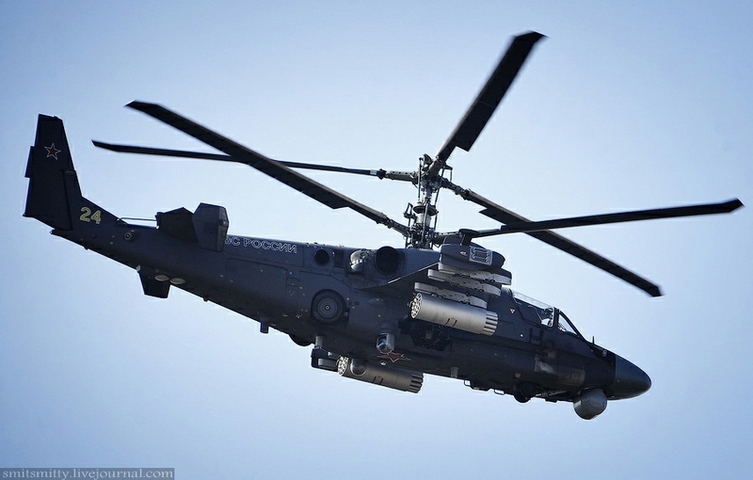 Ở trên không, các trực thăng tấn công Ka-52 Alligator xuất hiện yểm hộ cho các lực lượng mặt đất tiến công.