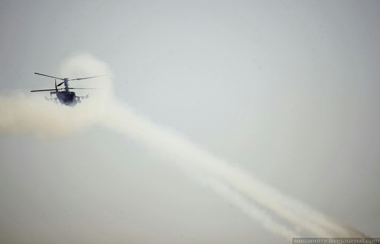 Trực thăng Ka-52 nhanh chóng khai hỏa tấn công chế áp đối phương.