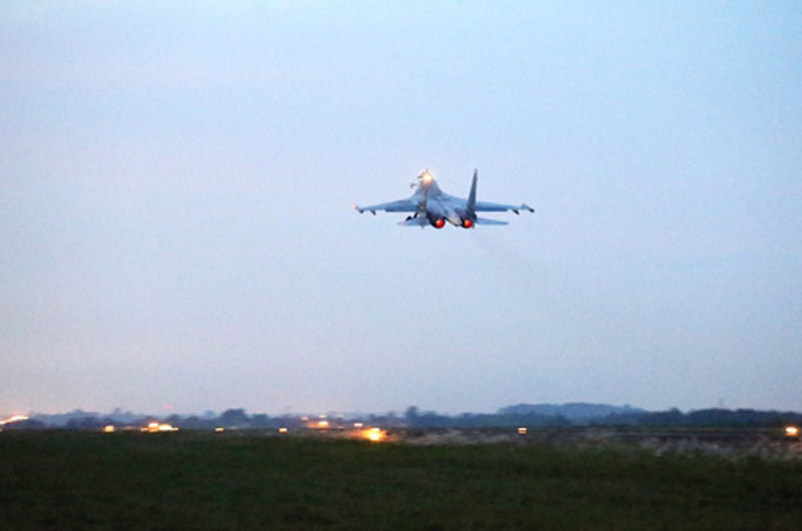 Su-30MK2 có khả năng thực hiện các nhiệm vụ đa dạng trong nhiều điều kiện thời tiết, môi trường khắc nghiệt, bất kể ngày hay ban đêm, khoảng cách và được trang bị nhiều vũ khí hiện đại. 