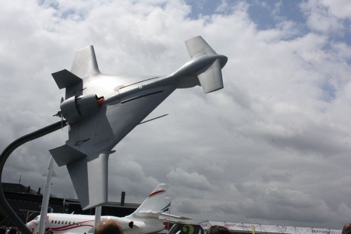 Đến nay, chỉ nước này cùng với Mỹ chính thức chế tạo thành công và vận hành máy bay không người lái (UAV) vũ trang. Tel Aviv đang có các loại UAV vũ trang nổi bật như IAI Harop (tầm bay 1.000 km, mang được cơ số đầu đạn nặng 23 kg)