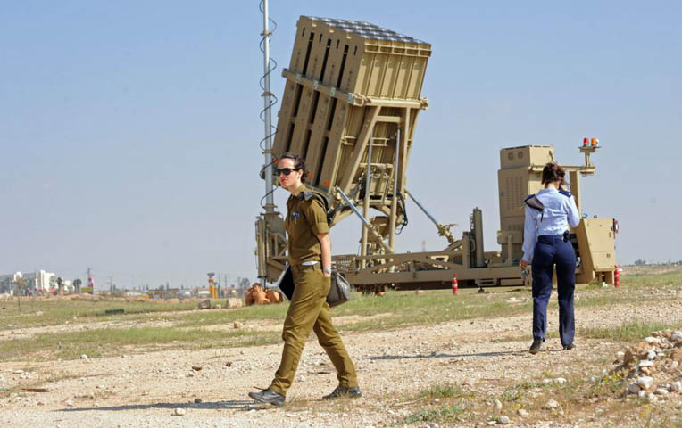 Vòm Sắt có tỷ lệ đánh chặn chính xác đạt đến 85%, quá lý tưởng đối với một hệ thống đánh chặn các rốc két và đạn pháo 155 mm có tầm bắn từ 4 - 70 km mà các lực lượng vũ trang thường dùng để tấn công Israel. Lâu nay, những hệ thống đánh chặn của Mỹ hay Nga chủ yếu tập trung vào các loại tên lửa có tầm bắn xa hơn hoặc chiến đấu cơ nên chưa thực sự phù hợp với nhu cầu của Tel Aviv.