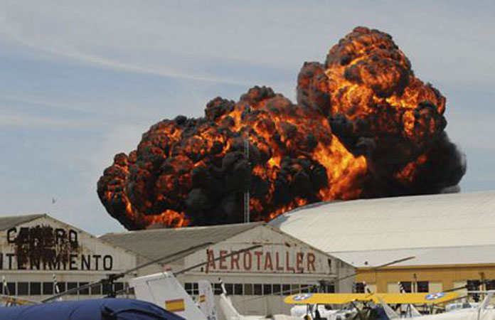 Các nhân viên điều tra hiện đang tìm hiểu nguyên nhân của vụ tai nạn, trong khi sân bay Cuatro Vientos nằm cách trung tâm Madrid khoảng 8km đã bị đóng cửa tạm thời.