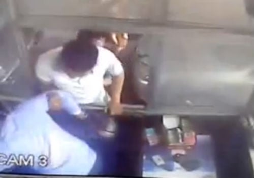 Người đàn ông xông vào bốt thu phí hành hung nữ nhân viên soát vé (Ảnh cắt từ clip).