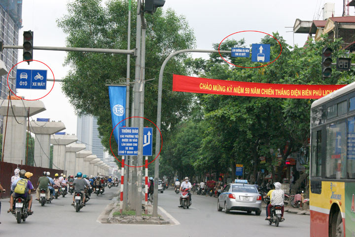Phân làn trên đường Nguyễn Trãi, với làn ô tô, xe máy và xe buýt riêng, nhưng có thêm tấm biển “các phương tiện được đi vào làn xe buýt”, nên tóm lại xe nào thích đi đường nào thì tùy, không gây tai nạn là được.