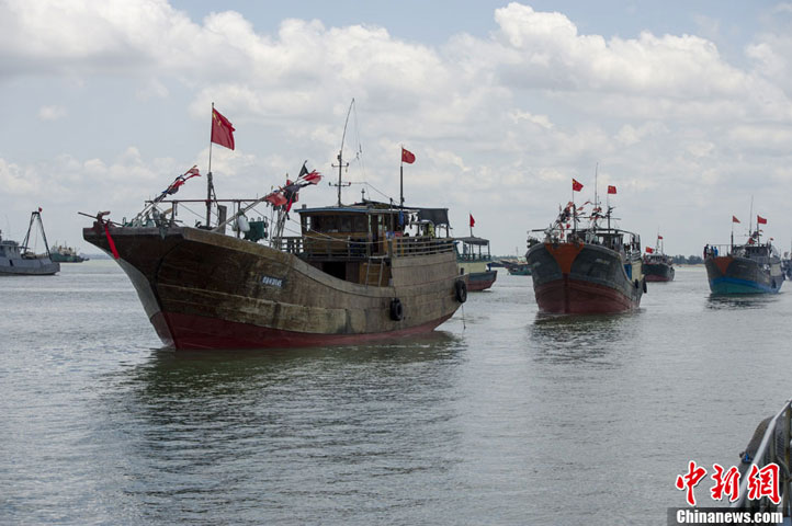 Bên cạnh những hoạt động bành trướng sức mạnh quân sự trên Biển Đông thông qua các cuộc tập trận trái phép, giới chức Trung Quốc còn đẩy mạnh hoạt động vơ vét tài nguyên nghề cá trên vùng biển chủ quyền của Việt Nam ở Trường Sa.