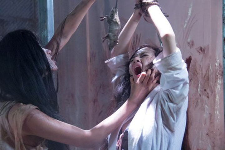 Trang Trần diễn cảnh bắt cóc, tra tấn Angela Phương Trinh trong bộ phim mới.