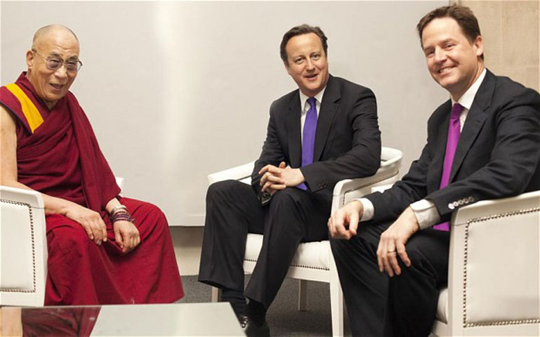 Trung Quốc đã từ chối tiếp Thủ tướng Anh tới thăm Bắc Kinh vì tức giận khi ông David Cameron đã gặp gỡ Đạt Lai Lạt Ma hồi năm ngoái. Trung Quốc muốn ông Cameron phải đưa ra lời xin lỗi về cuộc gặp gỡ với lãnh tụ tinh thần Tây Tạng Đạt Lai Lạt Ma, trong khi đó London khẳng định họ không có lý do gì phải xin lỗi Bắc Kinh bất chấp những đe dọa trừng phạt kinh tế.