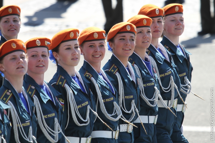 Đội hình nữ quân nhân Nga đánh mặt và đi nghiêm bước qua lễ đài, họ nổi bật hơn với chiếc mũ nồi màu đỏ đội trên đầu.