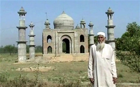 Ông lão nông dân và bản sao lăng Taj Mahal để thể hiện tình yêu vợ.