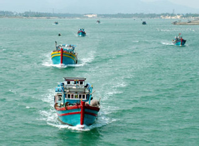 Trung Quốc chuẩn bị áp đặt lệnh cấm đánh bắt cá năm 2013 ở những khu vực rộng lớn thuộc Biển Đông trong thời gian 2 tháng rưỡi. Đây không phải là lần đầu tiên giới lãnh đạo Trung Quốc đưa ra lệnh cấm đánh bắt cá ở Biển Đông. Từ năm 1999, cứ đều đặn hàng năm, Trung Quốc đều đưa ra lệnh đánh bắt cá vào mùa hè ở khu vực Biển Đông mà nước này tự nhận là thuộc chủ quyền lãnh thổ của mình.