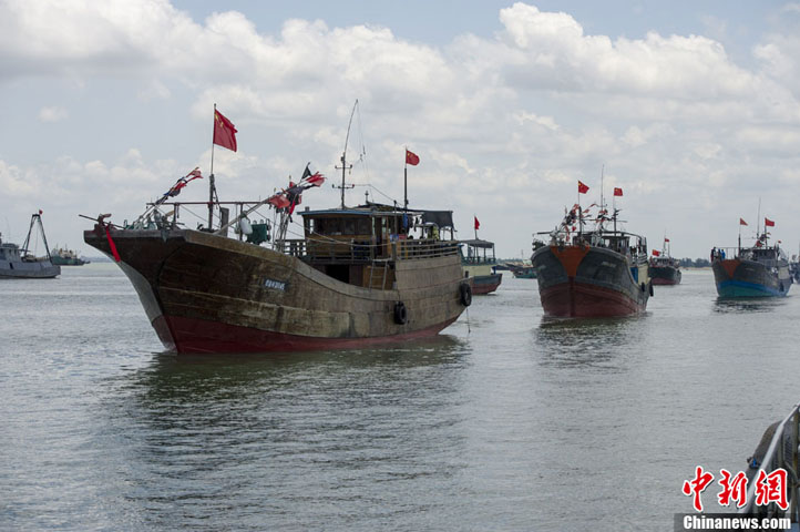 Theo công bố của Bộ Nông nghiệp Trung Quốc, lệnh cấm đánh bắt cá có hiệu lực từ 12 giờ ngày 16/5 đến 12 giờ ngày 1/8/2013. Phạm vi cấm đánh bắt từ 12 độ vĩ Bắc đến khu vực giao giữa tỉnh Phúc Kiến và tỉnh Quảng Đông. Như vậy, bãi cạn Scarborough đang tranh chấp giữa Trung Quốc và Philippines cũng nằm trong phạm vi này.Lệnh cấm sẽ được áp dụng với cả ngư dân Trung Quốc lẫn ngư dân nước ngoài, trong đó có các nước đang có tranh chấp chủ quyền với Bắc Kinh ở khu vực Biển Đông giàu tài nguyên. 