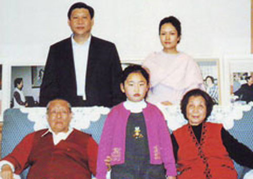 Tập Minh Trạch chụp ảnh cùng ông bà và bố mẹ.