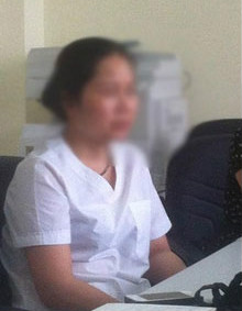  Bà Hoa, nhân viên y tế đã tiêm cho con trai anh Lam