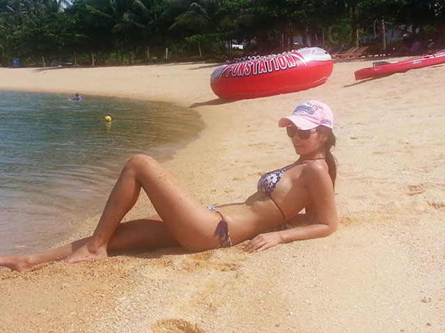  Hà Anh diện bikini tắm nắng ở Thái Lan cùng bạn trai.