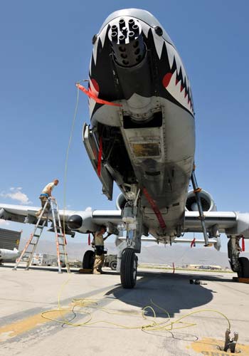 Hình ảnh A-10 Thunderbolt II đang được bảo dưỡng tại Afghanistan để chuẩn bị cho những chiến dịch lùng diệt các nhóm hồi giáo vũ trang tại đây.