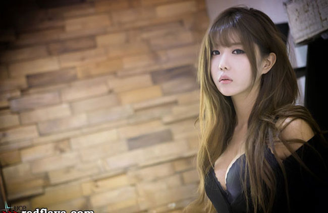 Cận cảnh gương mặt và vòng một gợi cảm của cô.