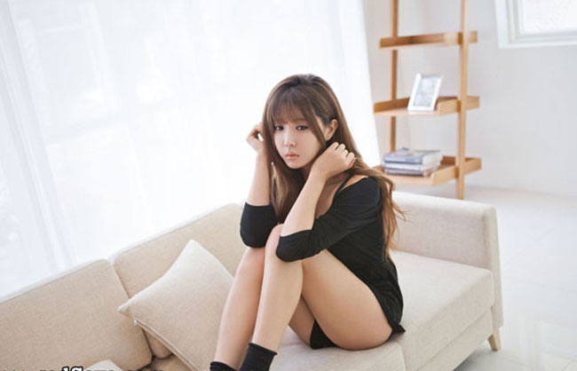 Heo Yun Mi sinh ngày 23 tháng 3 năm 1986. Cô sinh ra và lớn lên tại Incheon, Hàn Quốc.