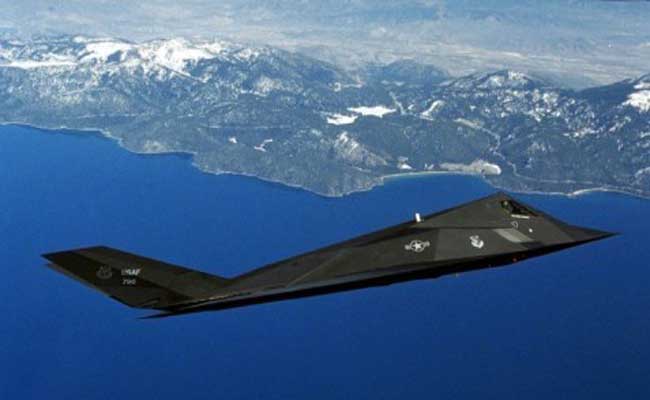 F-117 được trang bị hệ thống hoa tiêu tinh vi và các hệ thống tấn công được tích hợp vào trong một bộ hệ thống điện tử số. Dòng chiến đấu cơ này không được trang bị radar, nhằm giảm phát xạ diện tích phản hồi radar