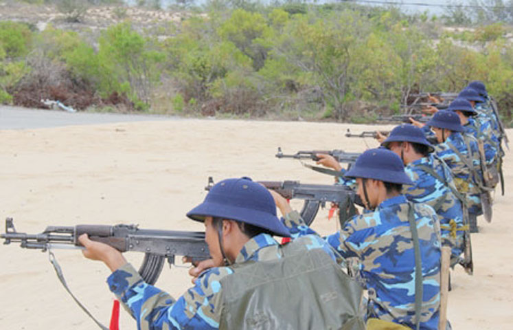 Đội hình luyện tập tư thế quỳ bắn bài 1 súng Tiểu liên AK.
