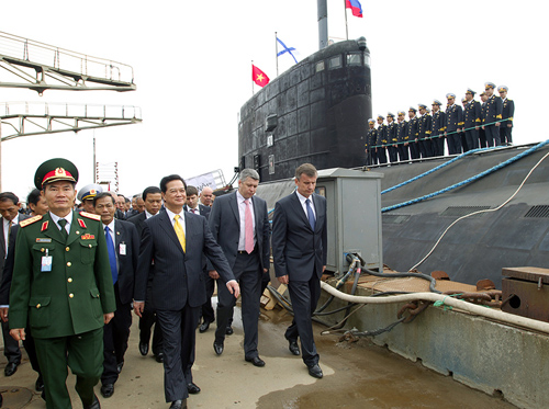Ngày 13/5, nhân chuyến thăm chính thức LB Nga, Thủ tướng Việt Nam Nguyễn Tấn Dũng đã tới tỉnh Kaliningrad để thị sát tàu ngầm Hà Nội cùng kíp thủy thủ của tàu.