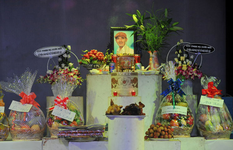   Trưa ngày 13/5, đông đảo nghệ sĩ đã đến sân khấu Nụ Cười Mới để thắp hương tưởng nhớ cố nghệ sĩ Hữu Lộc nhân ngày giỗ 3 năm của anh.