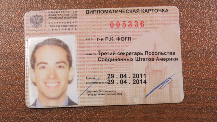 Trong khi đó, hãng Interfax dẫn nguồn tin từ FSB cho biết trong thời gian qua, tình báo Mỹ đã nhiều lần cố gắng tuyển bộ nhân viên của các cơ quan đặc biệt và sức mạnh của Nga. Mọi nỗ lực này của Mỹ đã bị cơ quan phản gián Nga phát hiện và kiểm soát. (Thẻ ngoại giao của Christopher)