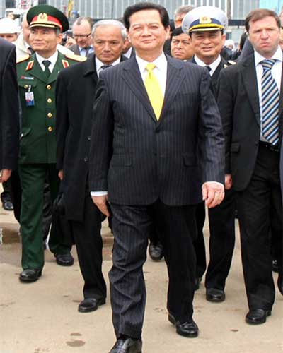 Thủ tướng Nguyễn Tấn Dũng cùng đoàn cán bộ cấp cao của Chính phủ Việt Nam đến thăm tàu ngầm Hà Nội