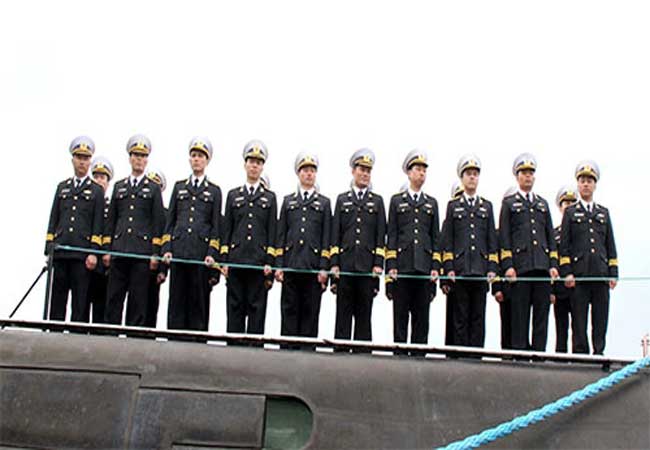 Cán bộ chiến sĩ đội tàu ngầm Hà Nội xếp hàng trên boong tàu chào đón Thủ tướng Nguyễn Tấn Dũng.