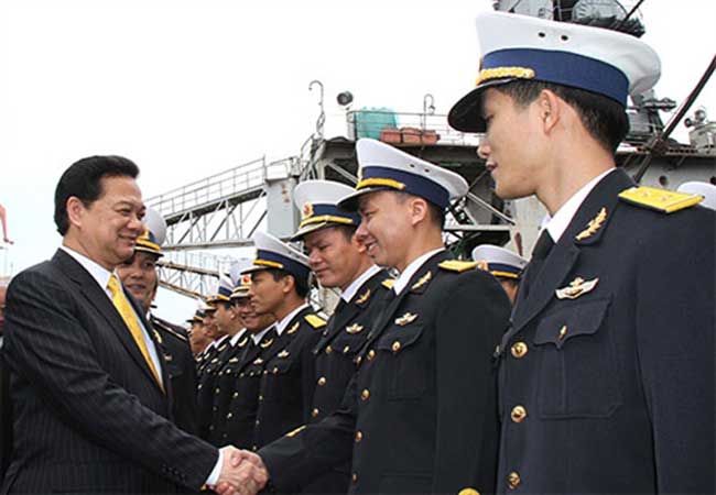 Thủ tướng Nguyễn Tấn Dũng bắt tay từng cán bộ chiến sĩ trong đội tàu.